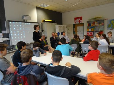 Jutta Niemann im Austausch mit einer Lerngruppe der Georg-Fahrbach-Schule