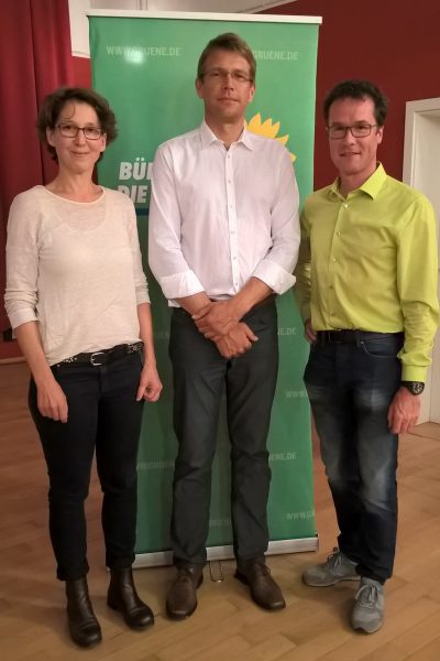 Prof. Olaf Eisen (m.) kam auf Einladung von MdL Jutta Niemann (l.) und MdB Harald Ebner (r.) nach Schwäbisch Hall