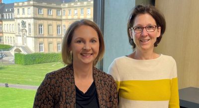 Staatssekretärin Sandra Boser und Jutta Niemann im Gespräch mit Schulleiter*innen
