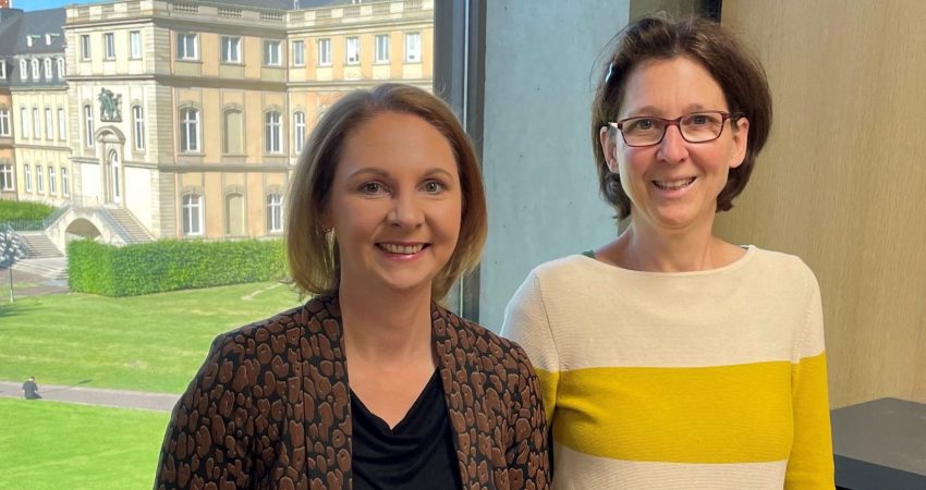 Staatssekretärin Sandra Boser und Jutta Niemann im Gespräch mit Schulleiter*innen